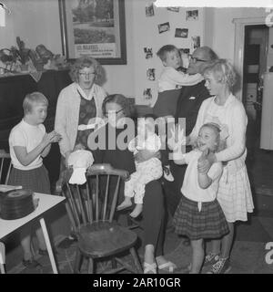 Tâche Telegraaf, The Dutch Josephine Baker à Driebergen avec ses enfants Date: 30 septembre 1964 lieu: Driebergen mots clés: Enfants Nom personnel: Baker, Josephine Banque D'Images