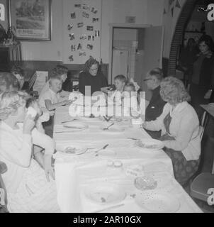 Tâche Telegraaf, The Dutch Josephine Baker à Driebergen avec ses enfants Date: 30 septembre 1964 lieu: Driebergen mots clés: Enfants Nom personnel: Baker, Josephine Banque D'Images