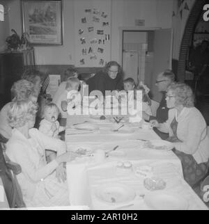 Tâche Telegraaf, The Dutch Josephine Baker à Driebergen avec ses enfants Date: 30 septembre 1964 lieu: Driebergen mots clés: Enfants Nom personnel: Baker, Josephine Banque D'Images