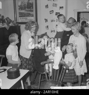 Tâche Telegraaf, The Dutch Josephine Baker à Driebergen avec ses enfants Date: 30 septembre 1964 lieu: Driebergen mots clés: Enfants Nom personnel: Baker, Josephine Banque D'Images