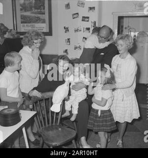 Tâche Telegraaf, The Dutch Josephine Baker à Driebergen avec ses enfants Date: 30 septembre 1964 lieu: Driebergen mots clés: Enfants Nom personnel: Baker, Josephine Banque D'Images