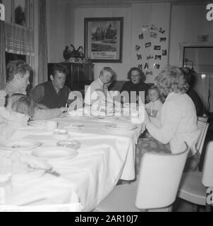 Tâche Telegraaf, The Dutch Josephine Baker à Driebergen avec ses enfants Date: 30 septembre 1964 lieu: Driebergen mots clés: Enfants Nom personnel: Baker, Josephine Banque D'Images