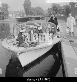 Josephine Baker a fait un voyage en bateau à travers les canaux d'Amsterdam Annotation: Tour boat Président John F. Kennedy Date: 4 octobre 1964 lieu: Amsterdam mots clés: Artistes, enfants d'accueil, bateaux touristiques Nom personnel: Baker, Josephine Banque D'Images