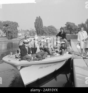 Josephine Baker a fait un voyage en bateau à travers les canaux d'Amsterdam Annotation: Tour boat Président John F. Kennedy Date: 4 octobre 1964 lieu: Amsterdam mots clés: Artistes, enfants d'accueil, bateaux touristiques Nom personnel: Baker, Josephine Banque D'Images