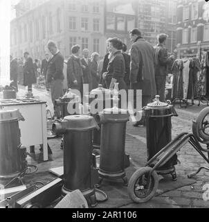 Potstoves sur la Waterlooplein, en attente des acheteurs Date: 5 octobre 1964 lieu: Amsterdam mots clés: Marchés, appareils de chauffage Banque D'Images