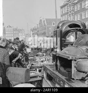Potstoves à la Waterlooplein, en attente des acheteurs Date: 5 octobre 1964 lieu: Amsterdam mots clés: Marchés, appareils de chauffage Nom personnel: Waterlooplein Banque D'Images