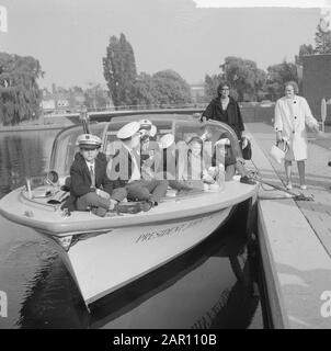 Josephine Baker a fait un voyage en bateau à travers les canaux d'Amsterdam Annotation: Tour boat Président John F. Kennedy Date: 4 octobre 1964 lieu: Amsterdam mots clés: Artistes, enfants d'accueil, bateaux touristiques Nom personnel: Baker, Josephine Banque D'Images