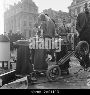 Potstoves sur la Waterlooplein, en attente des acheteurs Date: 5 octobre 1964 lieu: Amsterdam mots clés: Marchés, appareils de chauffage Banque D'Images