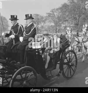 Journée mondiale des animaux 1964, Sjoukje Dijkstra dans le transport Date : 5 octobre 1964 mots clés : calèches Nom De La Personne : Dijkstra, Sjoukje Nom de l'institution : Journée mondiale des animaux Banque D'Images