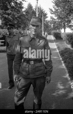 STUPINO, RÉGION DE MOSCOU, RUSSIE - VERS 1992 : le portrait du soldat de l'armée russe. Noir et blanc. Numérisation de film. Gros grain. Banque D'Images