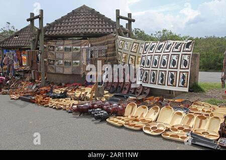 Curiosités d'œuvres d'art africaines et souvenirs à vendre sur Scenic route, Blyde River Canyon, Mpumalanga, Afrique du Sud. Banque D'Images