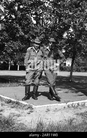 STUPINO, RÉGION DE MOSCOU, RUSSIE - VERS 1992: Portrait des soldats de l'armée russe debout sur le terrain du défilé avec des armes (carbine). Noir et blanc. Numérisation de film. Gros grain. Banque D'Images