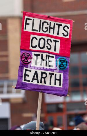 Victoria Circus, Southend on Sea, Essex, Royaume-Uni. 25 janvier 2020. La branche locale d'extinction Rebellion proteste contre l'augmentation du bruit des vols de nuit en provenance de l'aéroport de Londres Southend. Southend a mis en place un quota de vols de nuit à long terme qui permet 120 vols de nuit par mois, mais depuis l'arrivée d'un dépôt Amazon à l'aéroport, ces mouvements ont été principalement opérés par de gros avions cargo variante Boeing 737 avec une augmentation notable du bruit de fonctionnement qui a bouleversé une partie de la communauté locale Banque D'Images