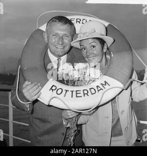 RIKA Jansen et Kees Manders quittèrent Rotterdam pour l'Amérique Date : 26 octobre 1964 lieu : Rotterdam, Zuid-Holland Banque D'Images