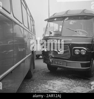Deux autobus entrent en collision sur le Gooiseweg, aperçu du chaos Date : 31 octobre 1964 mots clés : autobus, vues d'ensemble Banque D'Images