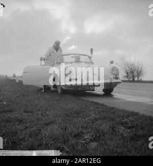 Une Porsche 356 convertible de la police d'État pour les travaux de patrouille sur les routes du pays Date : 21 décembre 1964 mots clés : police, trafic, véhicules Nom de l'établissement : Porsche, police nationale Banque D'Images