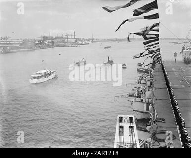 50ème anniversaire Parc National de la Reine Wilhelmina Schouw au Binnen- en Buiten-IJ à Amsterdam. Les hommes Du Portier de Karel, pavoisé, sont en ligne, comme le yacht princier Piet Hein passe le porte-avions avec la famille royale Date: 3 septembre 1948 lieu: Amsterdam, IJ mots clés: Anniversaires, maison royale, marine, navires Nom personnel: HR Mme Karel Porman Banque D'Images