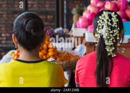 Femme magasiner à Thiri Mingalar légumes et fruits marché entier à Yangon, Myanmar (Birmanie), Asie en février - vue arrière de derrière Banque D'Images