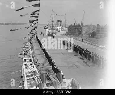 50ème anniversaire Parc National de la Reine Wilhelmina Schouw au Binnen- en Buiten-IJ à Amsterdam. Les troupes du Portier de Charles voisé sont en ligne, alors que le yacht princier Piet Hein et la famille royale passent par le porte-avions. En arrière-plan le Johan de Witt. Date: 3 septembre 1948 lieu: Amsterdam, IJ mots clés: Anniversaires, maison royale, marine, navires Nom personnel: RH Mme Karel Doorman, SS Johan de Witt Banque D'Images