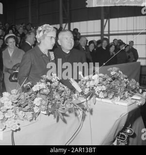 Tewaterlating sous-marin De La baleine À Sperme lors du lancement de Mme G. J. H. de Jong Bartels et ir. P. Wilton (directeur du chantier naval) Date: 12 janvier 1965 lieu: Rotterdam, Zuid-Holland mots clés : directeurs, marine, construction navale, lancement, yards Nom personnel: Jeunes Bartels G J H de, Cachalot Whale, Wilton P Banque D'Images