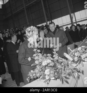 Tewaterlating sous-marin De La baleine À Sperme lors du lancement de Mme G. J. H. de Jong Bartels et ir. P. Wilton (directeur du chantier naval) Date: 12 janvier 1965 lieu: Rotterdam, Zuid-Holland mots clés : directeurs, marine, construction navale, lancement, yards Nom personnel: Jeunes Bartels G J H de, Cachalot Whale, Wilton P Banque D'Images