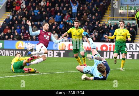 Jay Rodriguez de Burnley (deuxième à gauche) tire vers le but pendant le quatrième match rond de la FA Cup à Turf Moor, Burnley. Banque D'Images