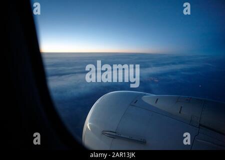 en regardant hors de la fenêtre des avions au lever du soleil en avion vers l'est lors d'un vol à l'œil rouge au-dessus du continent nord-américain tôt le matin Banque D'Images