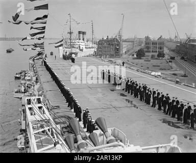 50ème anniversaire Parc National de la Reine Wilhelmina Schouw au Binnen- en Buiten-IJ à Amsterdam. Les troupes du Portier de Charles voisé sont en ligne, alors que le yacht princier Piet Hein et la famille royale passent par le porte-avions. En arrière-plan le Johan de Wit. Date: 3 septembre 1948 lieu: Amsterdam, IJ mots clés: Anniversaires, maison royale, marine, navires Nom personnel: RH Mme Karel Doorman, SS Johan de Witt Banque D'Images