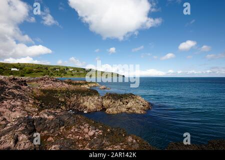 Les roches de dacite rose promontoire à Limerick Cushendall point le comté d'Antrim en Irlande du Nord UK Banque D'Images