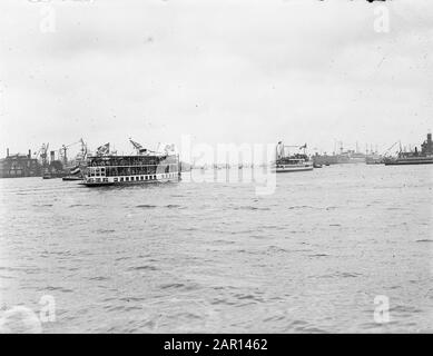 50ème anniversaire reine Wilhelmina National Fleet Schouw au Binnen- en Buiten-IJ à Amsterdam Date: 3 septembre 1948 lieu: Amsterdam, IJ mots clés: Anniversaires, maison royale, navires Banque D'Images