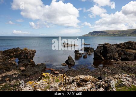 Rochers au comté de Cushendall Antrim littoral Irlande du Nord Royaume-Uni Banque D'Images