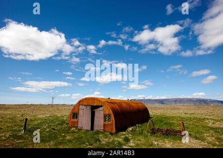 vieux fer ondulé nissen quonset hut ferme rural isolé sud de l'islande construit à l'origine en ww2 pour abriter le personnel de la marine américaine Banque D'Images