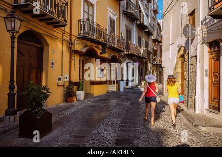 Scène urbaine de la vieille ville de Cefalu. Le Cefalu historique est une destination touristique majeure de la Sicile. Banque D'Images