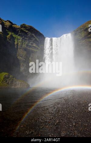 double arc-en-ciel dans la brume à la chute d'eau de skogafoss islande Banque D'Images