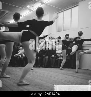 Nouvelle école de ballet ouverte à Tweede Weteringsdwarsstraat de Nel Roos Date: 20 février 1965 mots clés: Ballet Banque D'Images