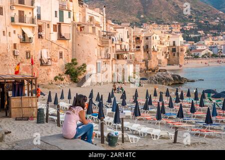 En début de soirée à la plage et à la vieille ville de Cefalu. Le Cefalu historique est une destination touristique majeure de la Sicile. Banque D'Images