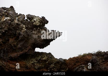 formation de roche de lave dans un champ de lave qui ressemble à un visage donnant lieu aux légendes islandaises des trolls Banque D'Images