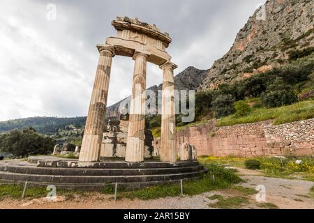 tholos-de-delphes-anciennes-structures-du-sanctuaire-d-athena-pronaia
