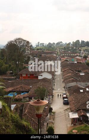 Vue aérienne de la petite paysanne andine village de Salento, dans le Quindio région du café, près du Parc Naturel de Cocora. Montagnes des Andes. Colomb Banque D'Images