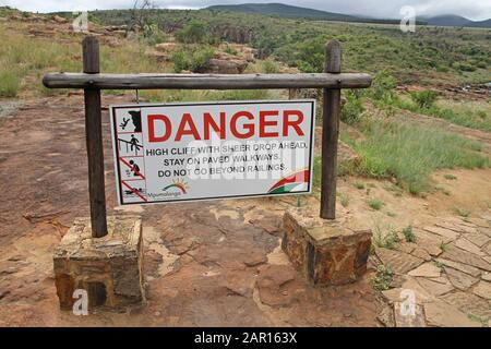 Danger signe d'avertissement haut falaise avec chute devant, Chance de Burke Potholes, Graskop Blyde River Lodge, Moremela, Mpumalanga, Afrique du Sud. Banque D'Images