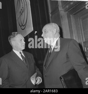 Réunion annuelle Centre d'administration néerlandais à Tropeninstituut, deux orateurs ont quitté le Secrétaire d'État aux Affaires sociales de Meijer Date: 24 mars 1965 mots clés: Directeurs, réunion annuelle Nom de l'institution: Royal Tropical Institute Banque D'Images