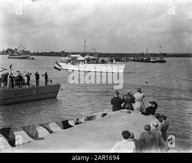 50ème anniversaire la flotte nationale de la Reine Wilhelmina Schouw au Binnen- en Buiten-IJ à Amsterdam, des unités de la Marine, des bateaux de pêche, des yachts et des barges. Le yacht Piet Hein navigue devant les unités de la Royal Navy. Reste encore une partie de Hr.Mme Petit Roompot. Date: 3 Septembre 1948 (Vendredi Après-Midi). Date: 3 septembre 1948 lieu: Amsterdam, IJ mots clés: Anniversaires, maison royale, marine, navires Nom personnel: RH Mme Roompot, Piet Hein Banque D'Images