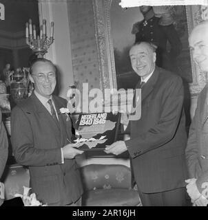 Prins Bernhard a reçu un dossier de gramophone (Pays-Bas 1940-1945) Prof. C.D.J. Brandt a remis au prince le premier enregistrement Date: 6 avril 1965 mots clés: Disques Gramophone, maison royale, documents, princes, seconde Guerre mondiale Nom personnel: Bernhard, prince, Brandt C.D.J. Banque D'Images