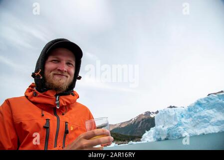 Boire du whisky avec la glace de glacier au glacier Perito Moreno, El Calafate, Argentine Banque D'Images