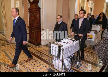 Washington DC, États-Unis. 25 janvier 2020. Washington, États-Unis. 25 janvier 2020. Le responsable De La Destitution de la Chambre démocratique a présenté et soumis des documents aux pages du Sénat avant la poursuite du procès De Destitution contre le président Trump au Capitole américain à Washington, DC, le samedi 25 janvier 2020. Trump est confronté à deux articles de destitution : abus de pouvoir et obstruction du congrès. Photo de Ken Cedeno/UPI crédit: UPI/Alay Live News crédit: UPI/Alay Live News Banque D'Images