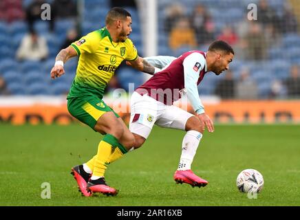 Onel Hernandez de Norwich City (à gauche) et Aaron Lennon de Burnley affrontent le ballon lors du quatrième match de la FA Cup à Turf Moor, Burnley. Banque D'Images