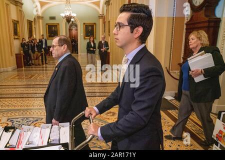 Washington DC, États-Unis. 25 janvier 2020. Washington, États-Unis. 25 janvier 2020. Le responsable De La Destitution de la Chambre démocratique a présenté et soumis des documents aux pages du Sénat avant la poursuite du procès De Destitution contre le président Trump au Capitole américain à Washington, DC, le samedi 25 janvier 2020. Trump est confronté à deux articles de destitution : abus de pouvoir et obstruction du congrès. Photo de Ken Cedeno/UPI crédit: UPI/Alay Live News crédit: UPI/Alay Live News Banque D'Images