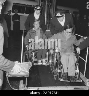 Handicapés de retour des Jeux olympiques de Tokyo, C. Prince, qui a remporté deux médailles d'or Date : 17 novembre 1964 lieu : Japon, Tokyo mots clés : handicapés, MÉDAILLES Nom De La Personne : C. Prince Nom de l'institution : Jeux olympiques Banque D'Images