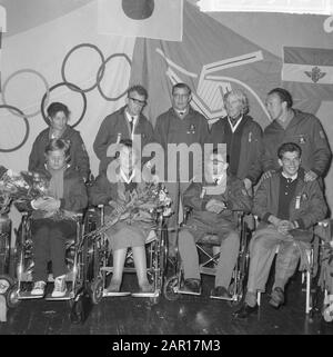 Handicapés de retour des Jeux olympiques de Tokyo, C. Prince, qui a remporté deux médailles d'or Date : 17 novembre 1964 lieu : Japon, Tokyo mots clés : handicapés, MÉDAILLES Nom De La Personne : C. Prince Nom de l'institution : Jeux olympiques Banque D'Images