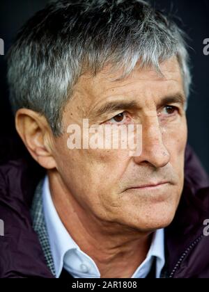 Mestalla, Valence, Espagne. Mestalla, Valence, Espagne. 25 janvier 2020. La Liga Football, Valence Contre Barcelone; Le Nouveau Chef Entraîneur Quique Setien De Fcb Regarde Avant Le Jeu Crédit: Action Plus Sports Images/Alay Live News Crédit: Action Plus Sports/Alay Live News Crédit: Action Plus Sports Images/Alay Live News Banque D'Images